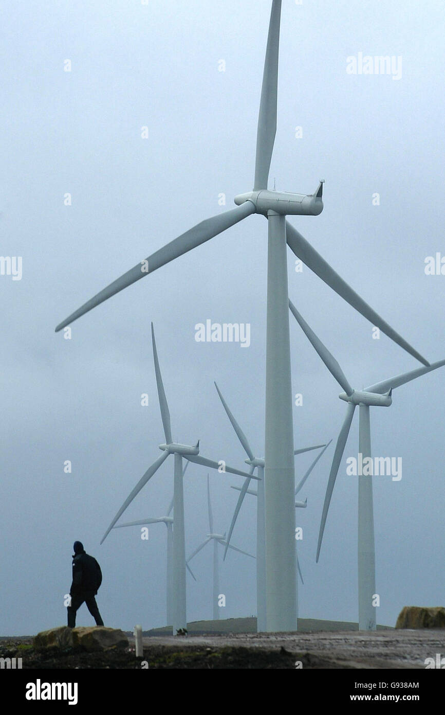 Ein Mann geht`s Großbritanniens größtem Windprojekt von Scottish Power, das auf dem Black Law Windpark South Lanarkshire in Schottland auf dem Gelände einer alten Kohlemine eröffnet wurde, Donnerstag, 12. Januar 2006, Von Nicol Stephen, dem stellvertretenden Ersten Minister, der behauptete, dass das Projekt Schottland dabei helfen werde, ein „Kraftpaket“ für erneuerbare Energien zu werden. Siehe PA Story SCOTLAND Windfarm. DRÜCKEN SIE VERBANDSFOTO. Bildnachweis sollte lauten: David Ceskin/PA Stockfoto